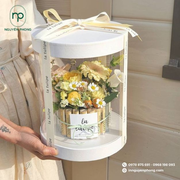 in hộp giấy hình trụ tròn có bóng kính làm quà tặng cho người thân